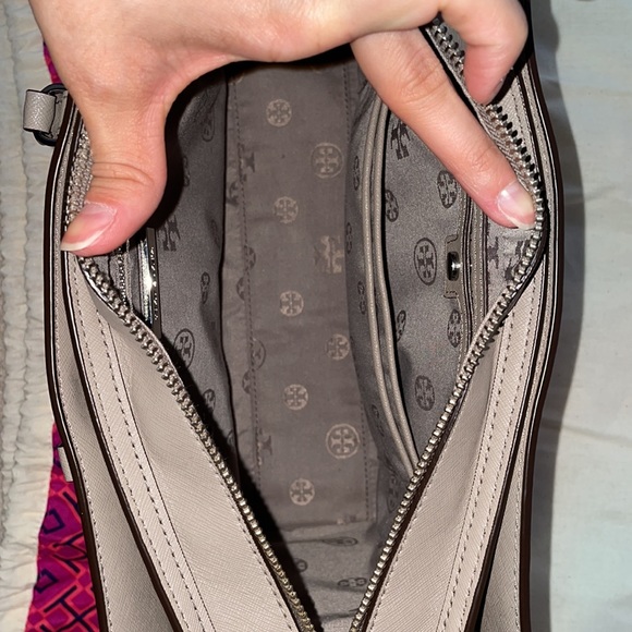 Tory Burch grey saffiano leather small crossbody bag - Picture 5 of 10